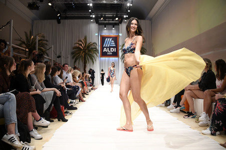 Fashion Show der Damen Beachwear Kollektion 2019 von ALDI Süd in München