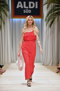 Fashion Show der Damen Beachwear Kollektion 2019 von ALDI Süd in München