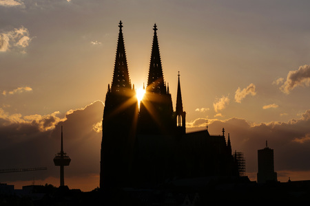 Kölner Dom bei Sonnenuntergang