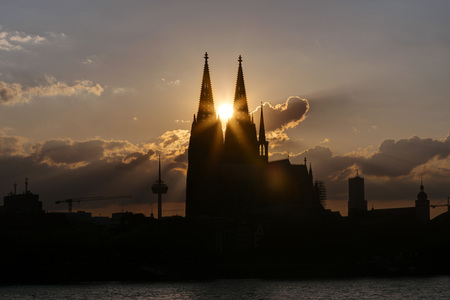 Kölner Dom bei Sonnenuntergang