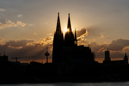 Kölner Dom bei Sonnenuntergang