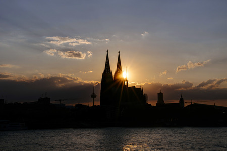 Kölner Dom bei Sonnenuntergang