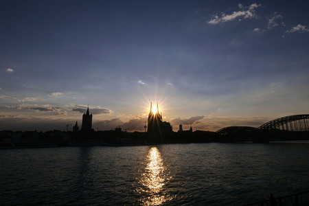 Kölner Dom bei Sonnenuntergang