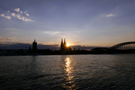 Kölner Dom bei Sonnenuntergang