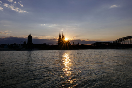Kölner Dom bei Sonnenuntergang