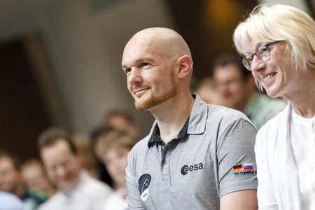 Eintrag von Alexander Gerst in das goldene Buch der Stadt Köln