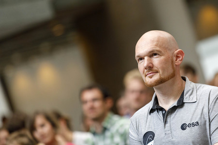 Eintrag von Alexander Gerst in das goldene Buch der Stadt Köln