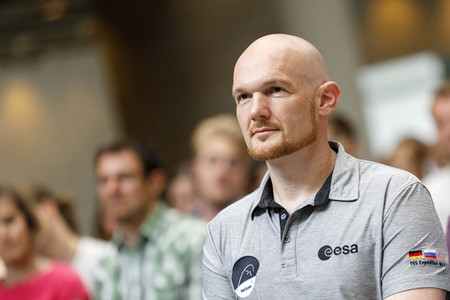 Eintrag von Alexander Gerst in das goldene Buch der Stadt Köln