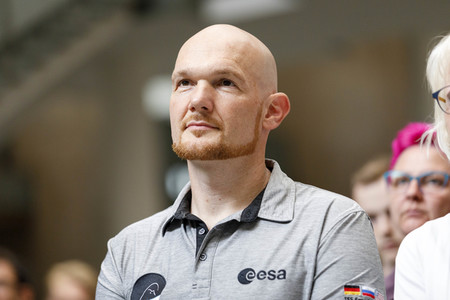 Eintrag von Alexander Gerst in das goldene Buch der Stadt Köln