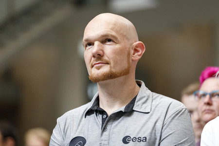 Eintrag von Alexander Gerst in das goldene Buch der Stadt Köln