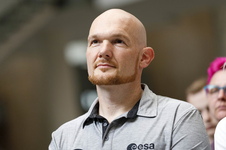 Eintrag von Alexander Gerst in das goldene Buch der Stadt Köln