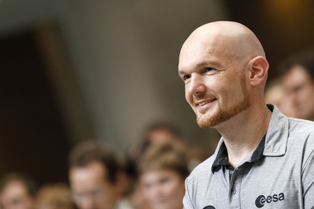 Eintrag von Alexander Gerst in das goldene Buch der Stadt Köln