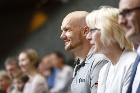 Eintrag von Alexander Gerst in das goldene Buch der Stadt Köln