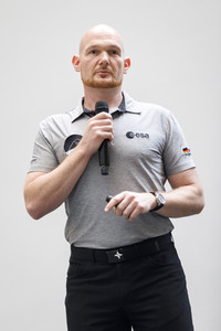 Eintrag von Alexander Gerst in das goldene Buch der Stadt Köln