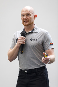 Eintrag von Alexander Gerst in das goldene Buch der Stadt Köln