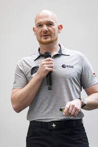 Eintrag von Alexander Gerst in das goldene Buch der Stadt Köln