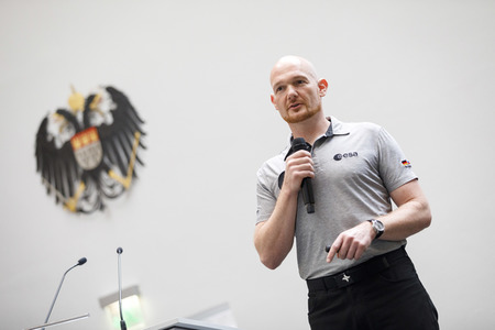 Eintrag von Alexander Gerst in das goldene Buch der Stadt Köln