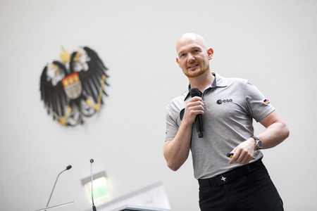 Eintrag von Alexander Gerst in das goldene Buch der Stadt Köln