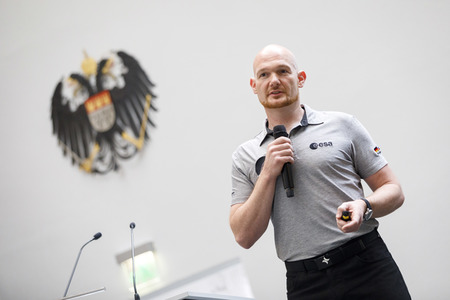 Eintrag von Alexander Gerst in das goldene Buch der Stadt Köln