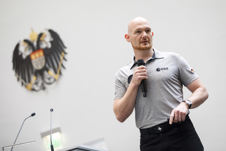 Eintrag von Alexander Gerst in das goldene Buch der Stadt Köln