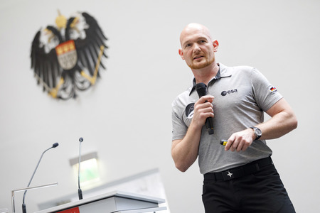 Eintrag von Alexander Gerst in das goldene Buch der Stadt Köln