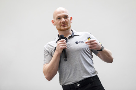 Eintrag von Alexander Gerst in das goldene Buch der Stadt Köln