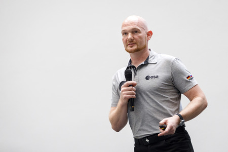 Eintrag von Alexander Gerst in das goldene Buch der Stadt Köln