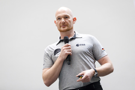 Eintrag von Alexander Gerst in das goldene Buch der Stadt Köln