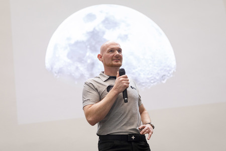 Eintrag von Alexander Gerst in das goldene Buch der Stadt Köln