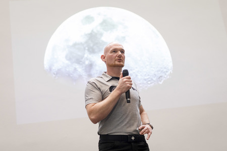 Eintrag von Alexander Gerst in das goldene Buch der Stadt Köln