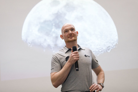 Eintrag von Alexander Gerst in das goldene Buch der Stadt Köln