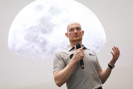 Eintrag von Alexander Gerst in das goldene Buch der Stadt Köln