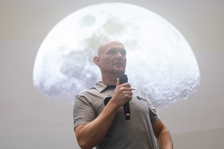 Eintrag von Alexander Gerst in das goldene Buch der Stadt Köln