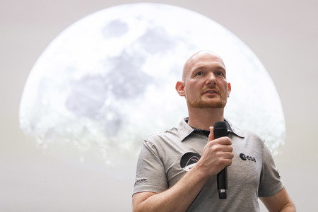 Eintrag von Alexander Gerst in das goldene Buch der Stadt Köln