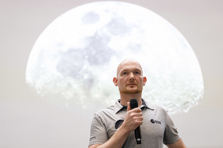 Eintrag von Alexander Gerst in das goldene Buch der Stadt Köln