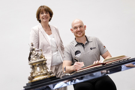 Eintrag von Alexander Gerst in das goldene Buch der Stadt Köln