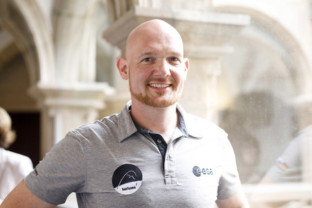 Eintrag von Alexander Gerst in das goldene Buch der Stadt Köln