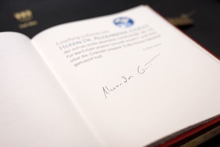 Eintrag von Alexander Gerst in das goldene Buch der Stadt Köln