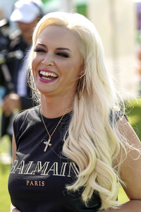 Daniela Katzenberger eröffnet eine schwimmende Hundewiese in Düsseldorf