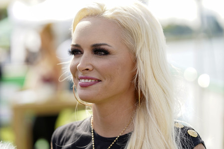 Daniela Katzenberger eröffnet eine schwimmende Hundewiese in Düsseldorf