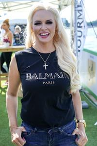 Daniela Katzenberger eröffnet eine schwimmende Hundewiese in Düsseldorf