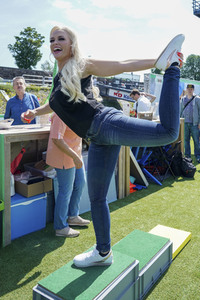 Daniela Katzenberger eröffnet eine schwimmende Hundewiese in Düsseldorf