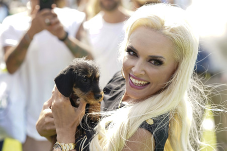 Daniela Katzenberger eröffnet eine schwimmende Hundewiese in Düsseldorf