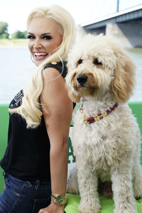 Daniela Katzenberger eröffnet eine schwimmende Hundewiese in Düsseldorf