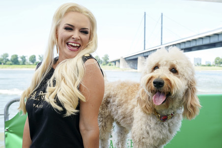 Daniela Katzenberger eröffnet eine schwimmende Hundewiese in Düsseldorf