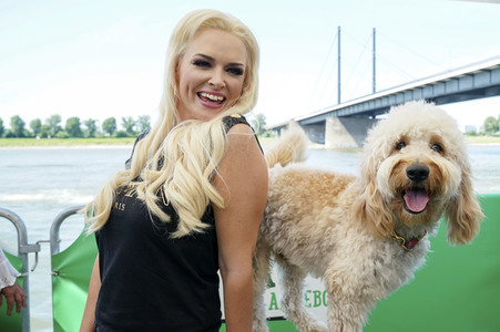 Daniela Katzenberger eröffnet eine schwimmende Hundewiese in Düsseldorf