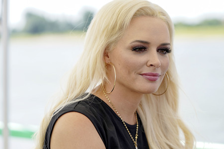 Daniela Katzenberger eröffnet eine schwimmende Hundewiese in Düsseldorf