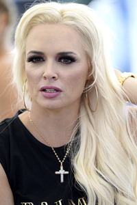 Daniela Katzenberger eröffnet eine schwimmende Hundewiese in Düsseldorf