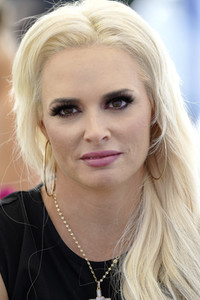 Daniela Katzenberger eröffnet eine schwimmende Hundewiese in Düsseldorf