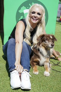 Daniela Katzenberger eröffnet eine schwimmende Hundewiese in Düsseldorf